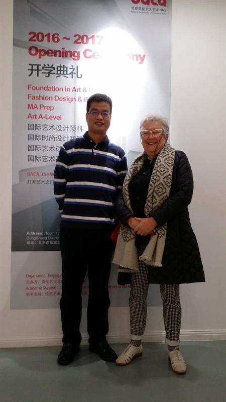伦艺中央圣马丁前院长、艺术时尚教育界教母、大英帝国勋爵 Jane Rapley 女士在伦敦艺术大学北京办公室主任张波先生陪同下来到BACA