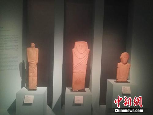 三尊砂岩人雕像。上官云 摄