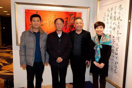 原中共中央统战部副部长胡德平(左二),国投通汇签约画家吴欢(右二),民生银行监事会副主席郭栋(左一),吴欢经纪人、艺术策展人赵敏在预展现场合影。