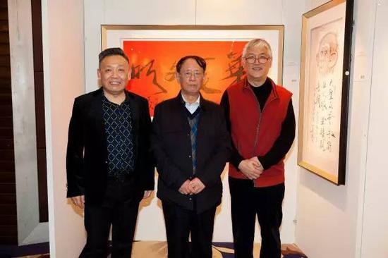 原中共中央统战部副部长胡德平(中)、著名文博专家易苏昊(右)与著名书画家吴欢在预展现场合影。