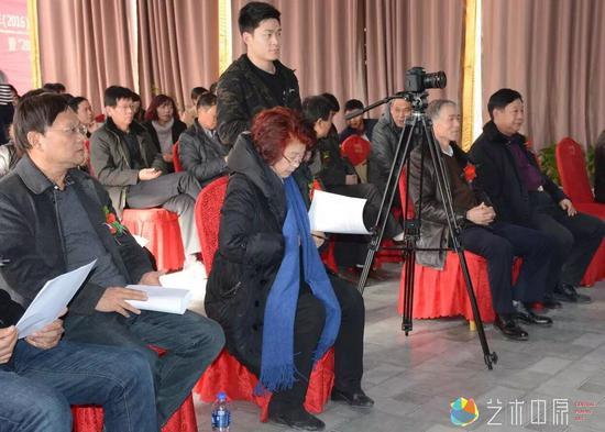 与会专家、领导前排就座(部分)。左起:钧瓷学者李争鸣、王爱纯会长、苗长强大师、杨国政大师