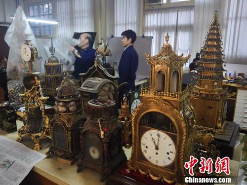 故宫博物院文保科技部钟表室内,修复师正在工作