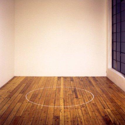 伊恩·威尔森作品,《地板上的圆圈(1968)》, Galerie Mot & Vanden Boogaard画廊,布鲁塞尔,1998。图片:Courtesy the artist and Jan Mot, Brussels
