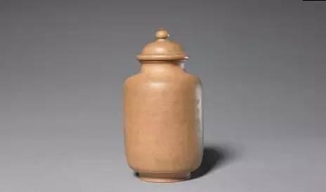紫砂御题诗梅花纹茶叶罐,清乾隆,高15.5cm,口径4cm,足径4.8cm。