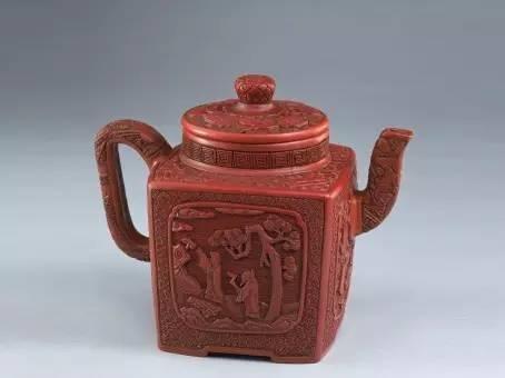 宜兴窑“时大彬”款紫砂胎剔红山水人物图执壶,明晚期,通高13.2cm,口径7.6cm。清宫旧藏。