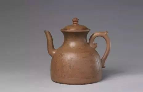宜兴窑紫砂御题诗山水人物纹阔底壶,清乾隆,高14.3cm,口径6.5cm,足径10.9cm。