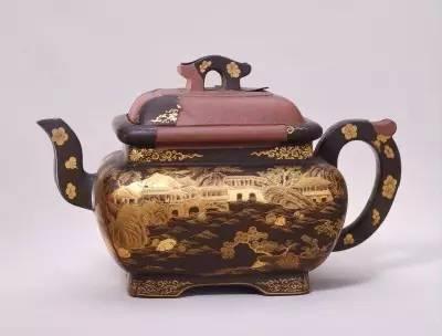 宜兴窑紫砂黑漆描金彩绘方壶,清雍正,高11.5cm,口径12×9cm,足径8×9cm。