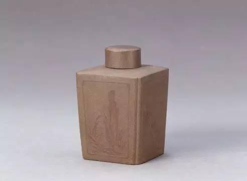 宜兴窑紫砂花卉竹石纹茶叶罐,清朝雍正,高9.5cm,口径2.5cm,底径5.7×5.7cm。