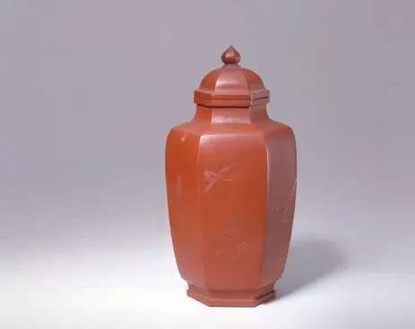 宜兴窑紫砂芦雁纹六方茶叶罐,清乾隆, 高16.2cm,口径4cm,足径4.7cm。