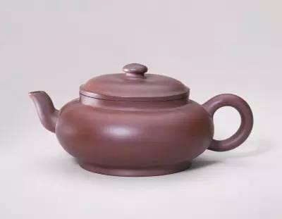 宜兴窑紫砂端把茶壶,清朝雍正,高7.5cm,口径7.6cm,足径7.5cm。