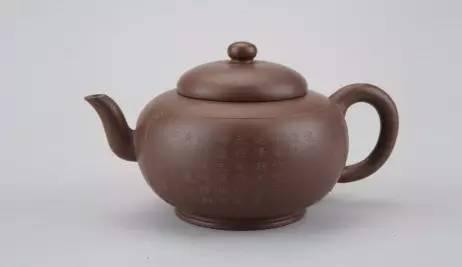宜兴窑紫砂御题诗松树山石图壶,清乾隆,高9cm,口径5.6cm,足径6.6cm。