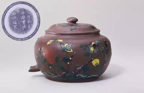 宜兴窑“邵邦祐”款紫砂珐琅彩壶,清康熙,高9.7cm,口径8cm,足径7.4cm。