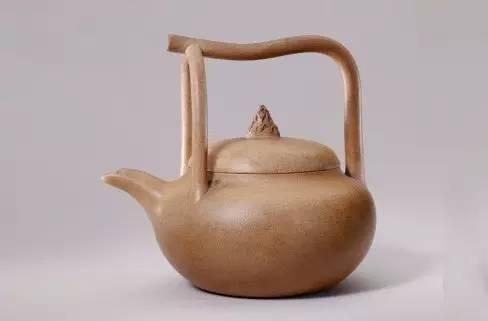 宜兴窑紫砂提梁壶,清,总高14.5cm,口径8.2cm,足径7.3cm。