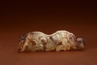 玉饰纹卧虎,春秋中期,长7.7cm,宽2.2cm,厚0.3cm。清宫旧藏