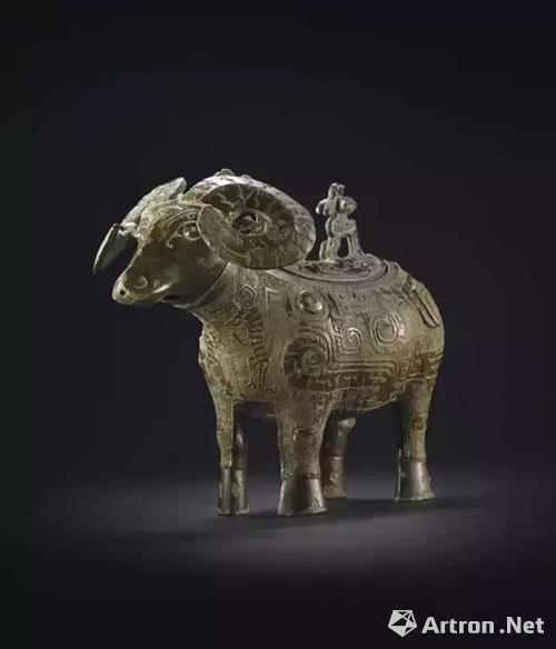 商晚期,公元前十三至十一世纪 青铜羊尊 15.4 cm。