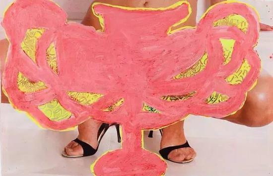 2008年,艺术家Beverly Semmes在杂志内页的作品“Pink Pot”