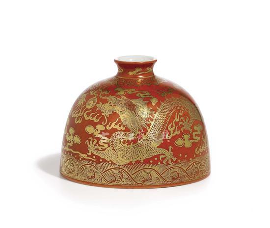 细川家族藏 清道光 矾红彩描金“赶珠云龙”图太白尊,2014年香港苏富比秋拍成交价316万港元。