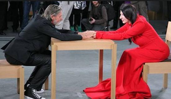 “The Artist is Present”展览现场,2010年。图片来源于网络