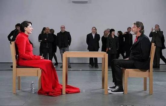 “The Artist is Present”展览现场, 2010。图片来源于网络(阿布拉莫维奇和乌雷对目相望)
