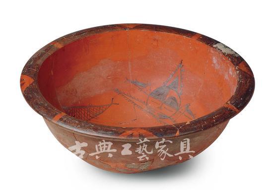 新石器时代仰韶文化 彩绘人面鱼纹盆,从其上细致的纹路图案可推测出毛笔的存在。