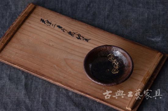在王珊手中,金缮技艺从修补变成了绘画。