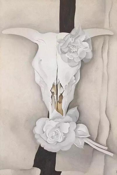 乔治亚·欧姬芙(Georgia O‘Keeffe),《带布玫瑰的牛骷髅》(Cow’s Skull with Calico Roses), 1931