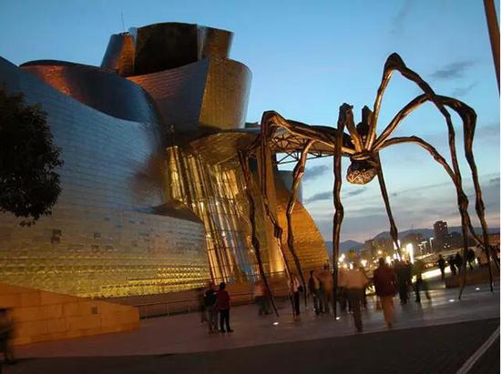 Louise Bourgeois‘ giant spider sculpture, Maman