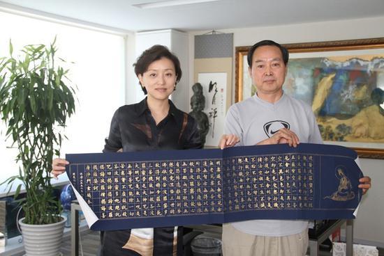 阳光媒体集团主席杨澜收藏周义发先生《心经》作品合影