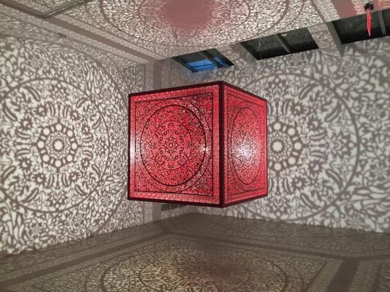 阿妮拉·奎雅·阿格 (Anila Quayyum Agha),《把花献给我(All the Flowers are for Me,red-ed。 of 2)》,2016,激光切割的红色烤漆不锈钢 & 灯泡,60 x 60 x 60 英寸