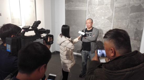 误读艺术史展览策展人王勇接受媒体采访