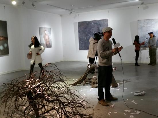 艺术家蓝京华在装置作品前接受采访