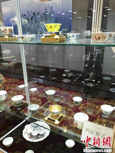 本次展览展出的“鸡缸杯系列”藏品。中新网记者 宋宇晟 摄