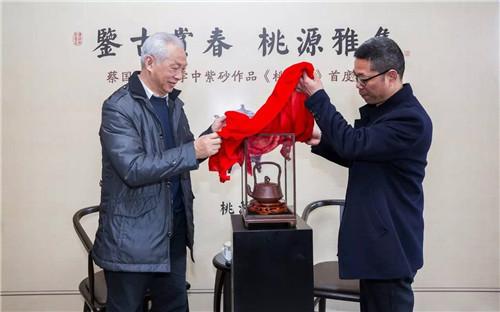 两位创作者:故宫博物院特邀研究员、中央电视台《寻宝》栏目特邀鉴宝专家蔡国声,与顾家紫砂当代传承大师顾学中携手揭开作品神秘面纱。