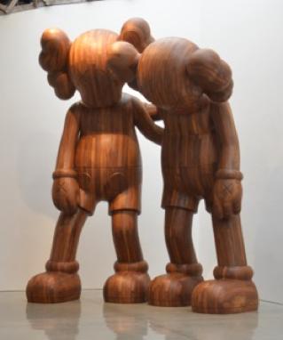 余德耀博物馆展出The KAWS “Along the way” (2013) 木质雕塑。(余德耀博物馆图片,艺术家本人收藏)