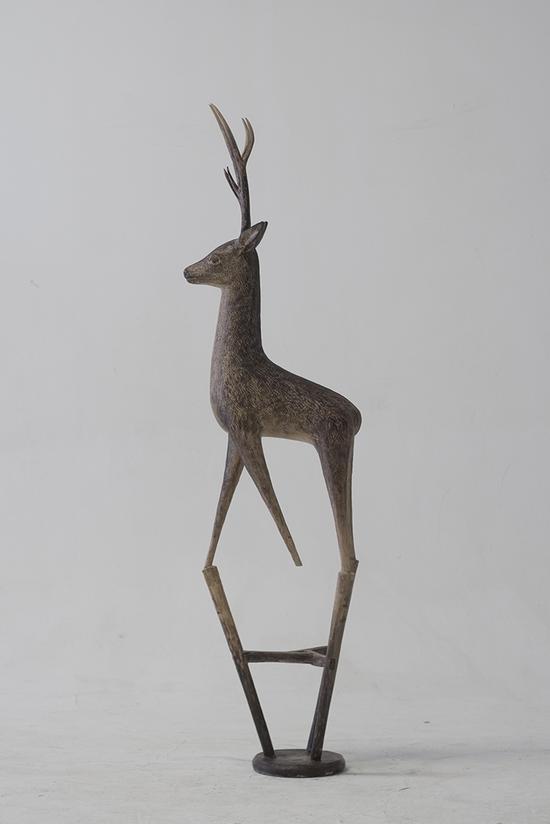 张弱作品 动物家 鹿，2013，铸铜 丙烯着色，181x54x44cm