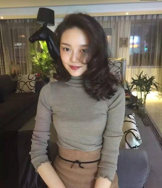 前几天,晚晚与老公林瀚登上了《ELLE》杂志,大秀家里的装修风格