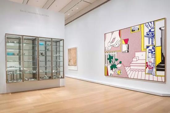 左侧为达米恩·赫斯特(Damien Hirst)作品,右侧为波普艺术家罗伊·里奇特斯坦(Roy Lichtenstein)作品,芝加哥艺术博物馆(The Art Institute of Chicago)“新当代”(The New Contemporary),图片来源:ARTNEWS