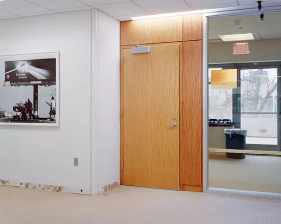 Yubo Dong,Exterior of faculty lounge with photograph by Santu Mofokeng, From Idea to Impact, 2015.Courtesy of the artist。
