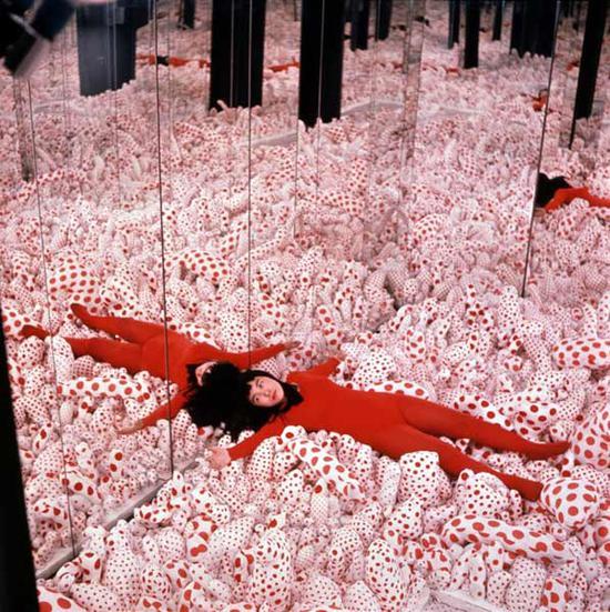 草间弥生,《无限镜屋:阳具原野》,1965年。图取自Hirshhorn Museum