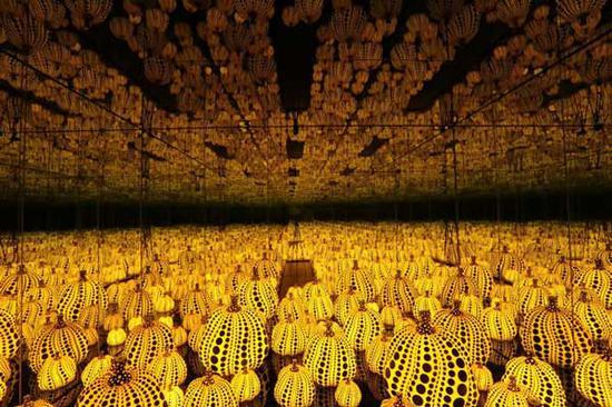 草间弥生,《无限镜屋:我对南瓜永恒的爱》,2016年。图取自Hirshhorn Museum