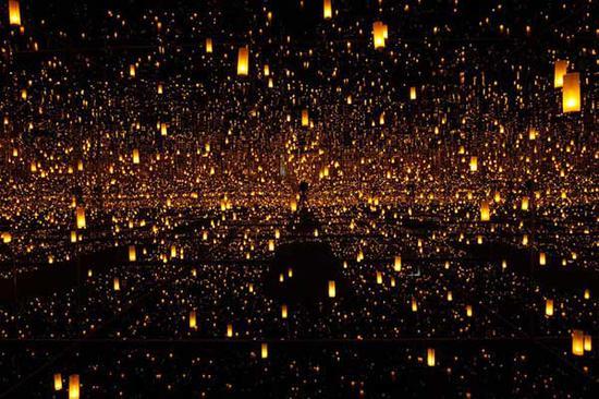 草间弥生,《无限镜屋:永恒消失的结果》,2009年。图取自Hirshhorn Museum