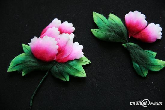 用棉絮做的牡丹花色彩丰富,形态生动逼真、栩栩如生。