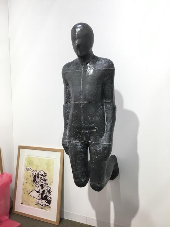 被安置在仓库的安东尼·葛姆雷作品