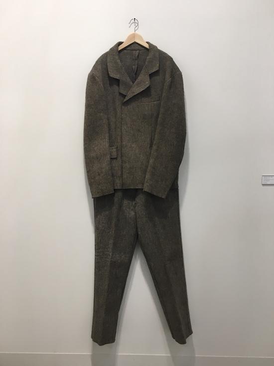 肖恩·凯利画廊带来的这件博伊斯的衣服,是100版中的第10版。