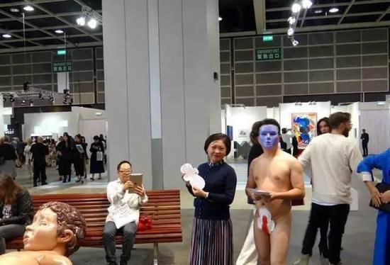 现场一位女士非常欣赏向晓峰的作品,并主动要求合影