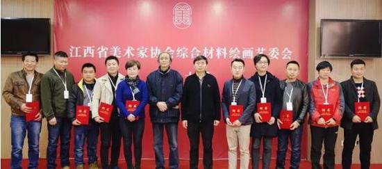 江西省美术家协会主席杨金星先生、副主席徐东林先生为委员颁发证书