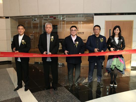 香港机场宝库1号剪彩仪式,左起柳费国、马未都、罗旭瑞、周忻和罗宝文