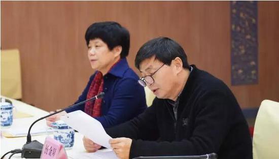 杨金星主席宣读《关于江西省美术家协会综合材料绘画艺委会聘任的决定》并作重要讲话