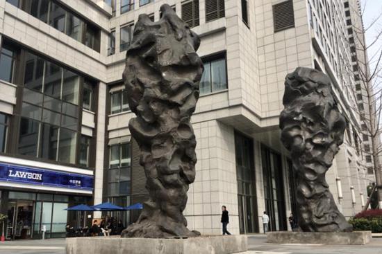 隋建国作品《盲人肖像》 高5米×2 铸铜