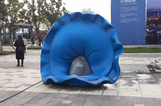鲍海宁作品《物体的重量》 直径3m 玻璃钢